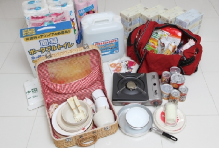 カセットコンロ、非常食、ポータブルトイレなど、地震や災害時に必要な様々な防災グッズと非常用持ち出し袋。