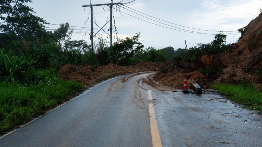 地震や豪雨の影響で発生したがけ崩れ(土砂崩れ)により、土砂が道路に流れ込み、通行が遮断された状況。